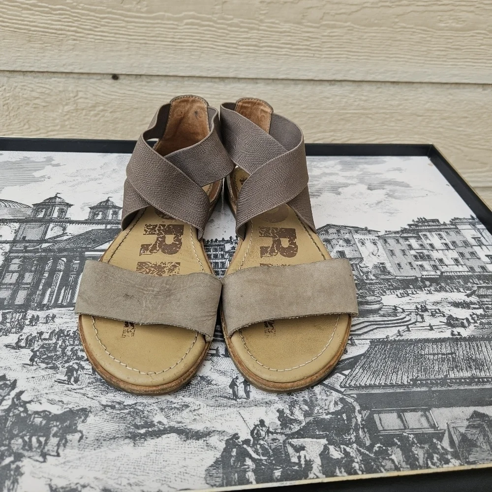 Sorel Ella cross-strap sandals taupe size 6